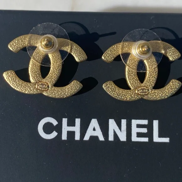 Chanel stud earrings in gold with pearls and crystals. - Picture 4 of 9
